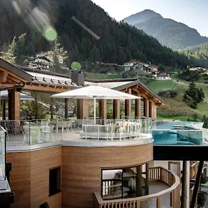 - Alpine . Luxury . Life Otel